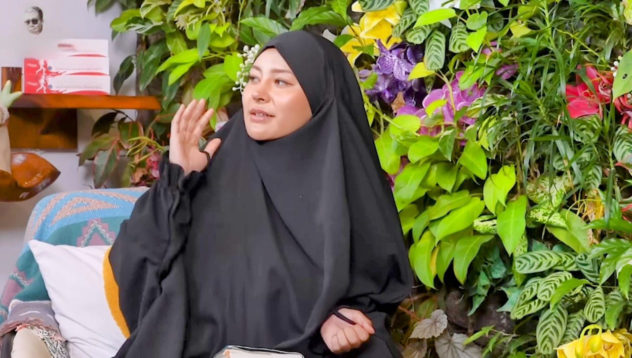 Rae Lil Black saat membagikan kisahnya dalam podcast Curhat Bang Denny Sumargo. (Yt Denny Sumargo)
