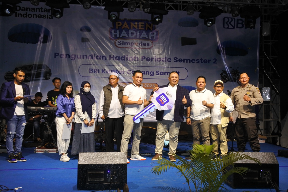 HADIAH UTAMA: Kepala Cabang BRI Sampit Makhfudhi Badrul Kamal secara simbolis menyerahkan hadiah utama mobil Suzuki XL7 kepada pemenang undian.