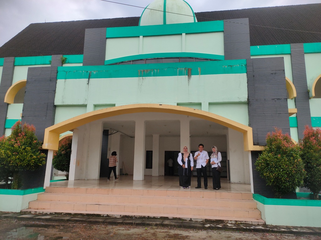 Wakil Bupati Kotawaringin Timur  Irawati  meninjau bangunan Islamic Center yang akan dijadikan Sekolah Rakyat Rintisan.