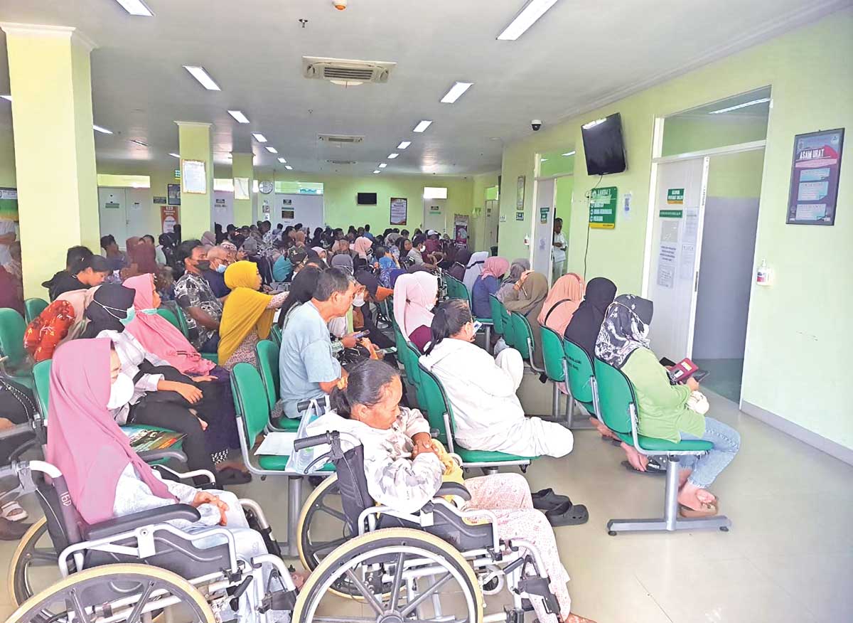 LAYANAN KESEHATAN: Sejumlah pasien JKN BPJS Kesehatan mengantre berobat di ruang tunggu lantai 3 RSUD dr Murjani Sampit, beberapa waktu lalu.