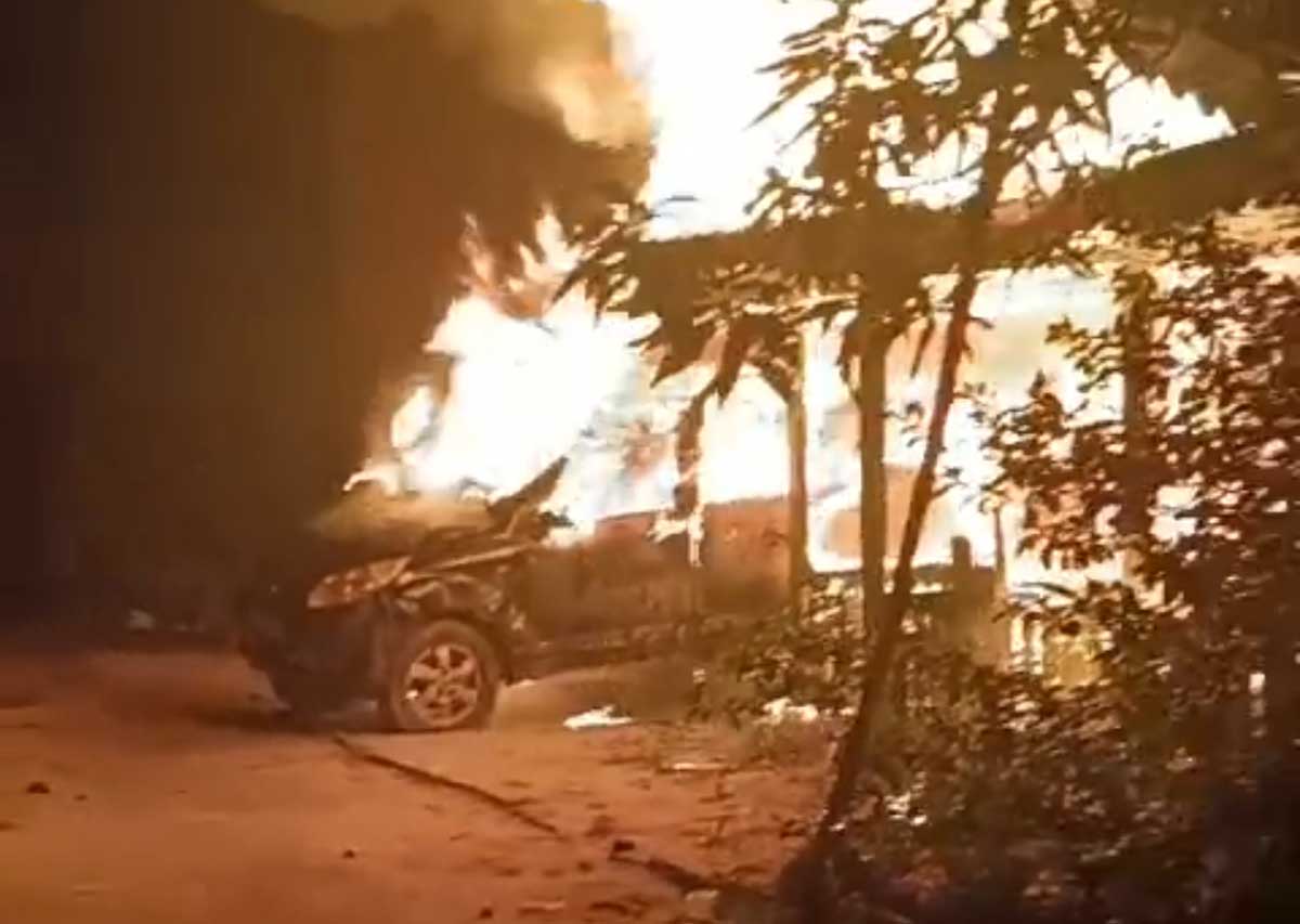 TERBAKAR: Mobil yang terbakar di Dusun Begandung, Desa Handil Sohor.