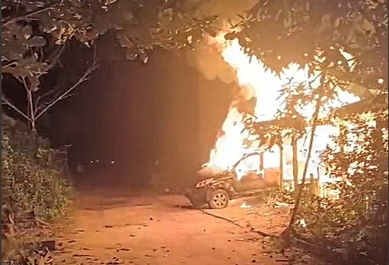 Kejadian kebakaran sebuah rumah kembali terjadi di Dusun Begandung Hilir RT 1 RW 1, Jalan HM Noor, Desa Handil Sohor, Kecamatan Mentaya Hilir Selatan Kabupaten Kotawaringin Timur (Kotim).