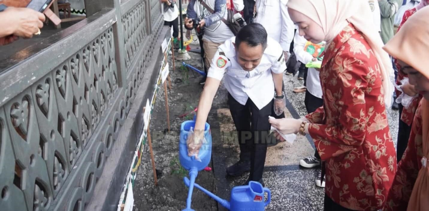 Wali Kota Palangka Raya Fairid Naparin, bersama Ketua TP PKK sekaligus Penasehat I Dharma Wanita Kota Palangka Raya Avina Fairid Naparin dan jajaran, saat menanam cabai, baru-baru tadi.