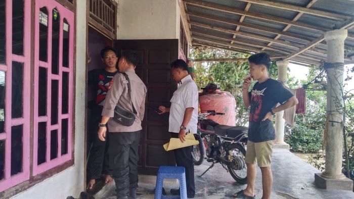 OLAH TKP : Unit Reskrim Polsek Pangkalan Banteng mendatangi rumah yang disatroni pencuri di RT 26, Desa Karang Mulya, Kecamatan Pangkalan Banteng, Selasa (8/7/2025). //FOTO : POLSEK PANGKALAN BANTENG