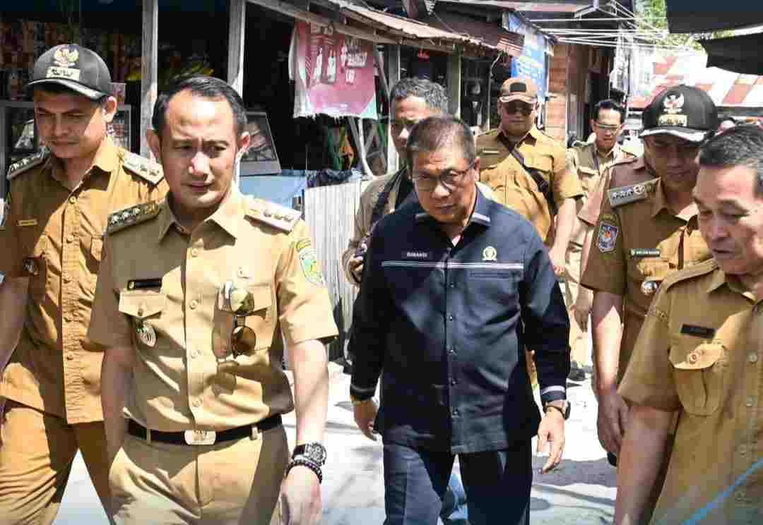 Walikota Palangka Raya Fairid Naparin, saat kunjungan ke salah satu permukiman warga.