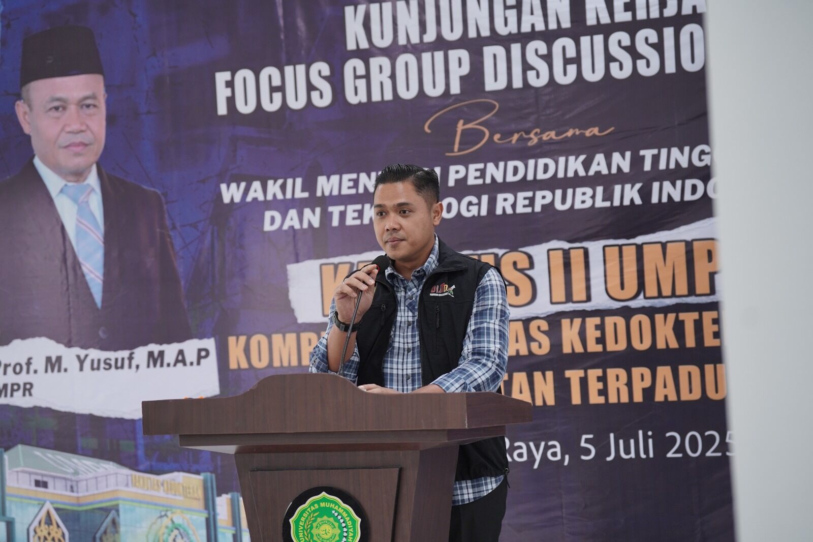 Plt Kepala Dinas Pendidikan Provinsi Kalteng, Muhammad Reza Prabowo saat menyampaikan sambutan mewakili Gubernur di Kampus 2 UMPR, baru-baru tadi.