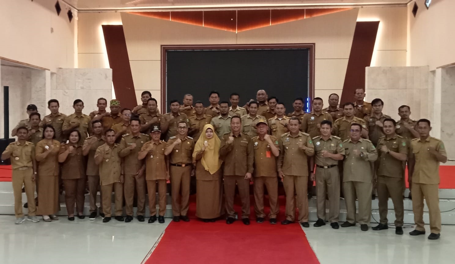 RAKOR: Bupati Sukamara Masduki berfoto bersama dengan Camat, Lurah dan Kades se-Kabupaten Sukamara usai menggelar rapat koordinasi.