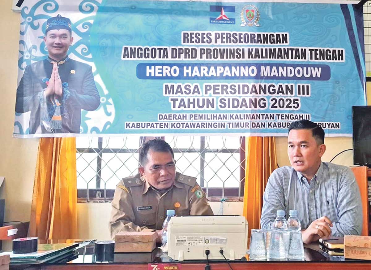 SAMPAIKAN ASPIRASI: Kepala Desa Luwuk BunterKurnain saat bertemu anggota DPRD Kalteng Hero Harapanno Mandouw, Rabu (9/7).