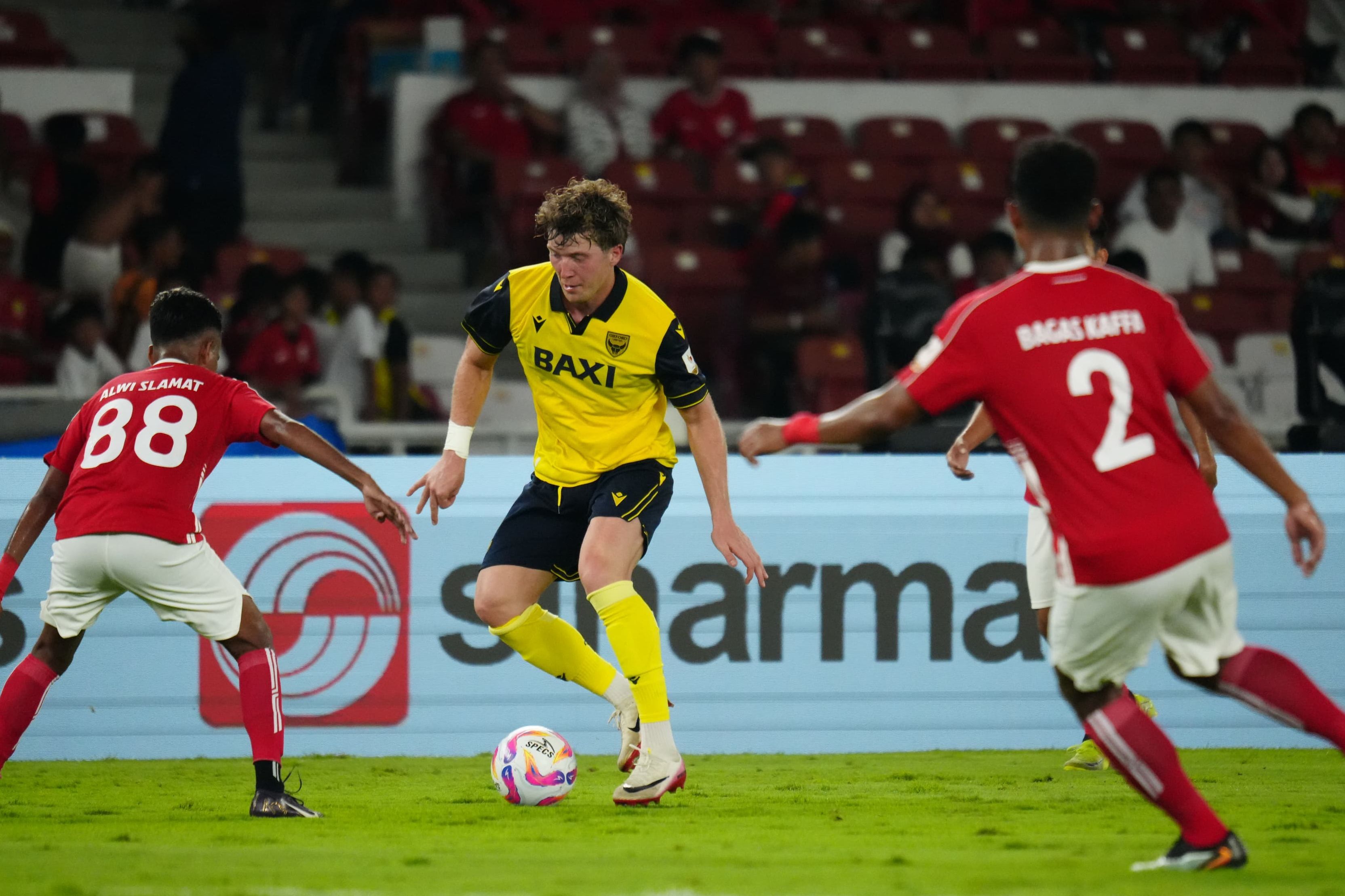 Striker Oxford United Ole Romeny saat berhadapan dengan pemain Liga Indonesia All Star di awal Piala Presiden 2025, belum lama tadi.