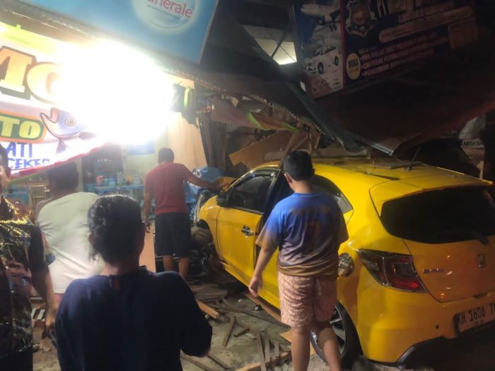 CELAKA : Honda Brio yang dikemudikan sopir diduga mabuk berada di lokasi kejadian sebelum dievakuasi petugas, Selasa (8/7/2025) malam. //FOTO: WARGA/RADAR SAMPIT