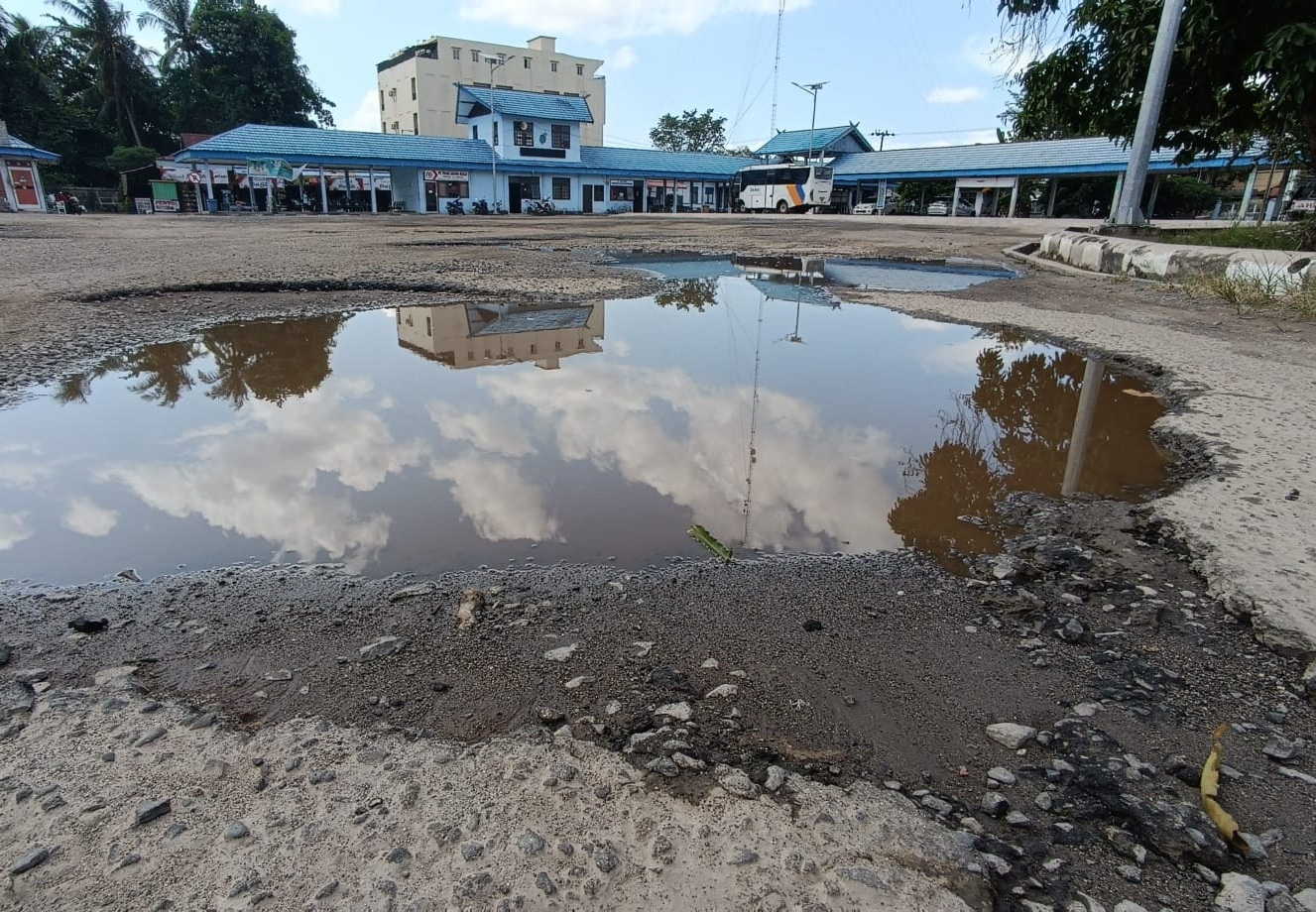 RUSAK: Kerusakan jalan di areal Terminal Patih Rumbih Sampit, sangat menggangu penumpang dan sopir bus.(Usay Nor Rahmad for Radar Sampit)