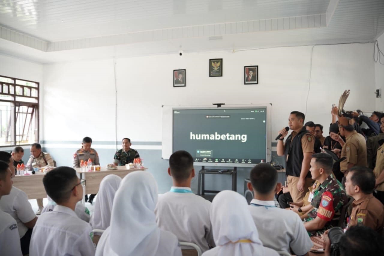 Plt Kepala Dinas Pendidikan Kalteng Muhammad Reza Prabowo saat mengikuti MPLS virtual hybird, bersama lebih dari 30 ribu pelajar siswa kelas X SMA/SMK/SKH Se Kalteng.