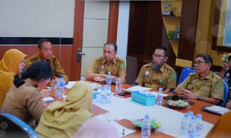 Bupati Sukamara Masduki saat membahas kenaikan insentif tenaga medis bersama dinas terkait.