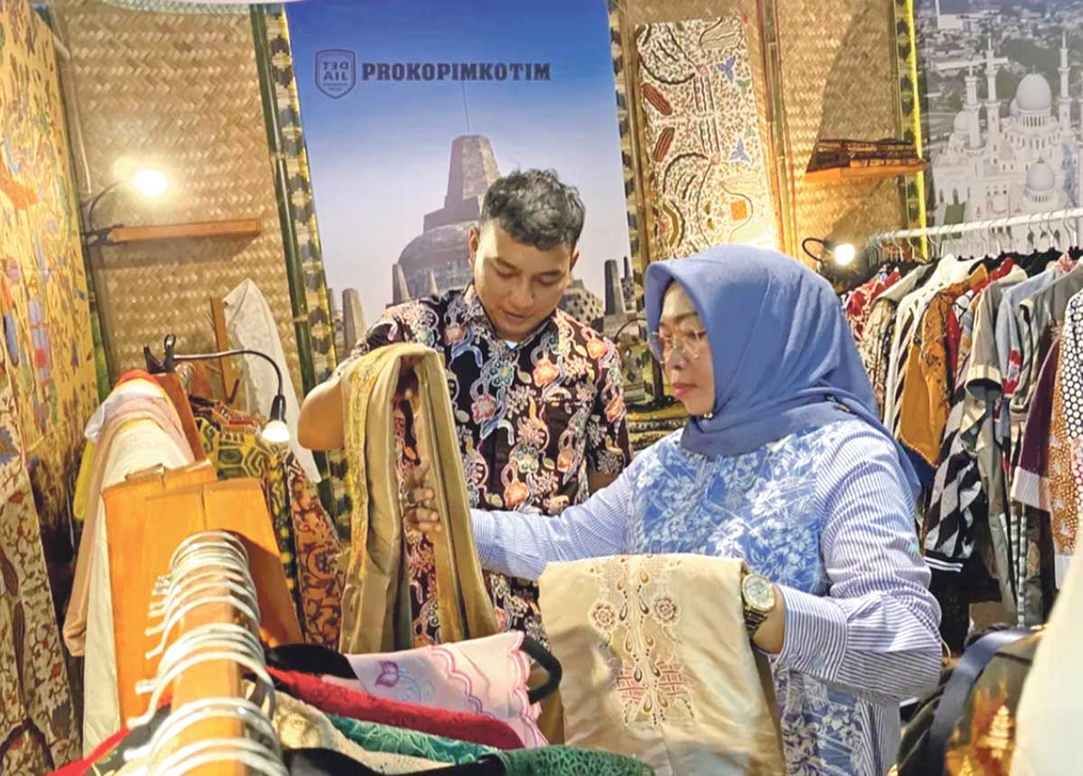KUNJUNGAN: Ketua Dekranasda Kotim Khairiah Halikinnor saat mengunjungi stan pameran kerajinan, Rabu (9/7).