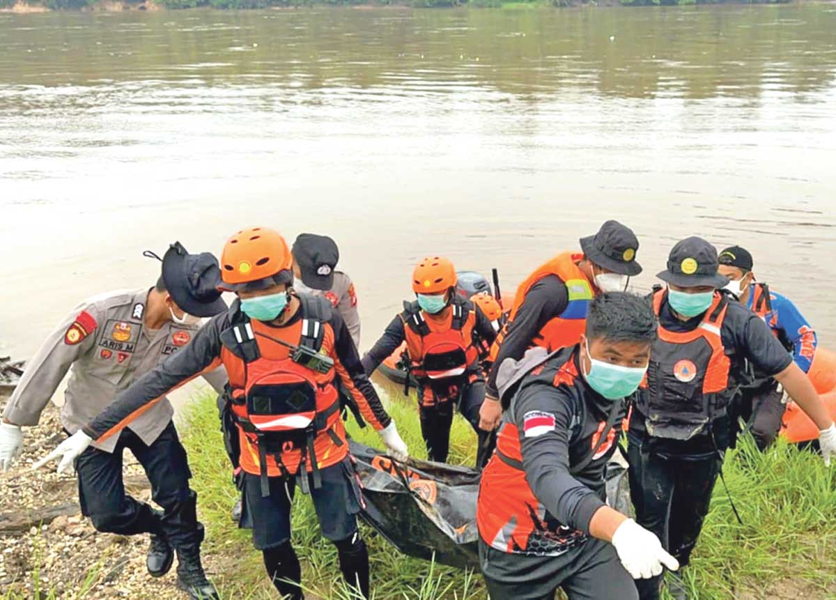 MEMBUAHKAN HASIL: Tim SAR Gabungan mengevakuasi korban insiden kelotok dihantam tongkang di Sungai Barito, Kamis (10/7).