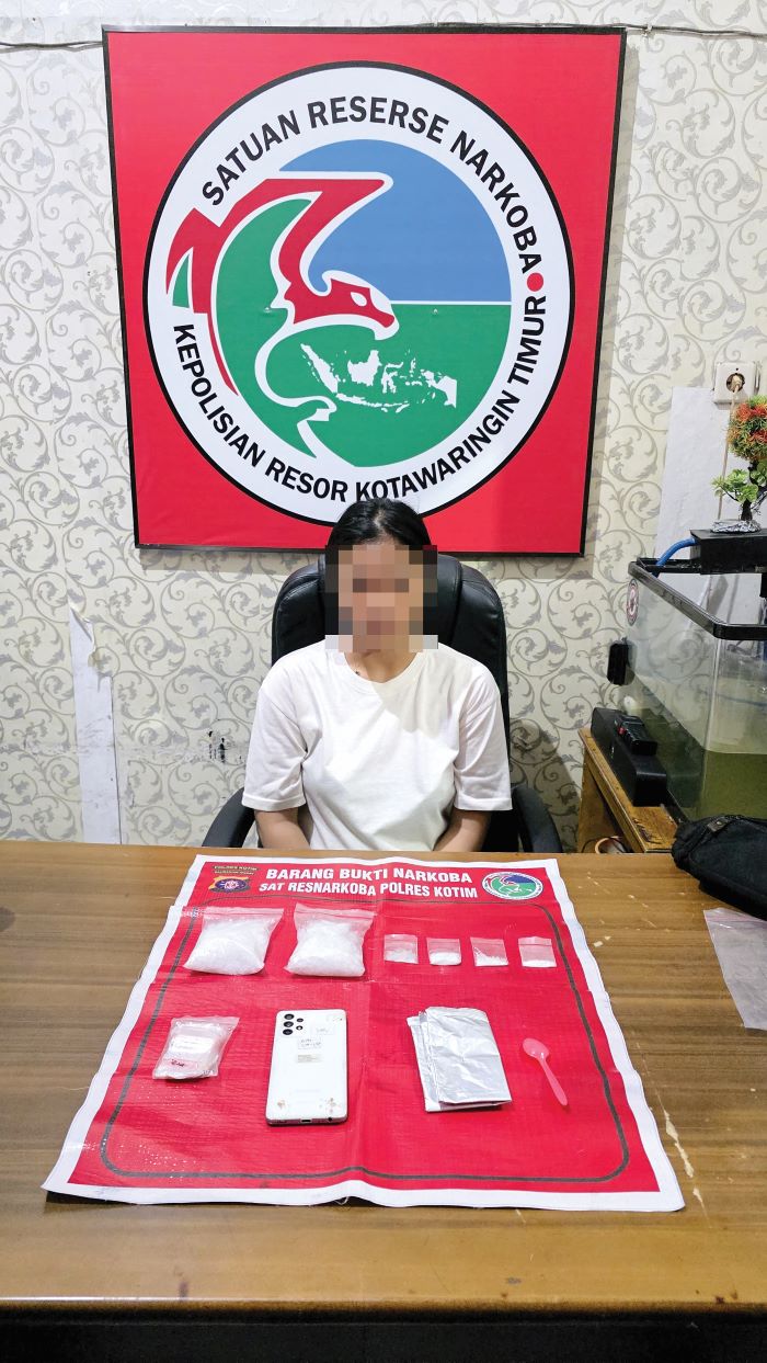 NARKOBA : Pelaku A (27) bersama barang bukti diamankan di kantor polisi. POLRES KOTIM/RADAR SAMPIT