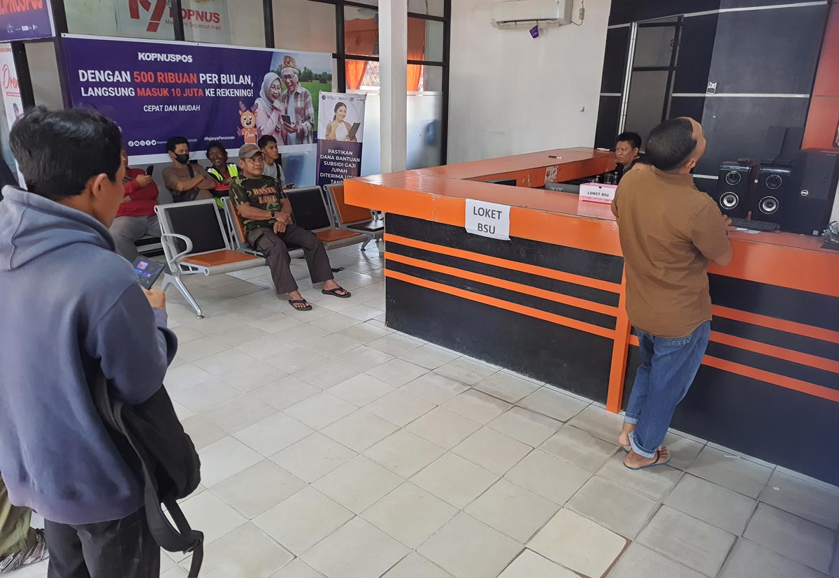 MENERIMA: Penerima BSU yang datang ke Kantor Sampit, Rabu (9/7).