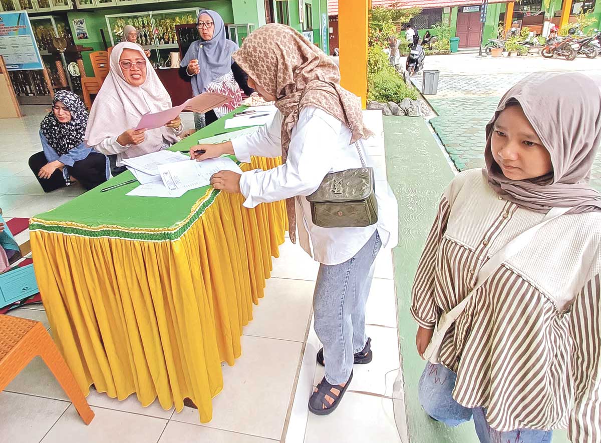 DAFTAR ULANG: Salah seorang calon murid yang lolos seleksi melakukan pendaftaran ulang di salah satu SMP di Kota Sampit, baru-baru ini.