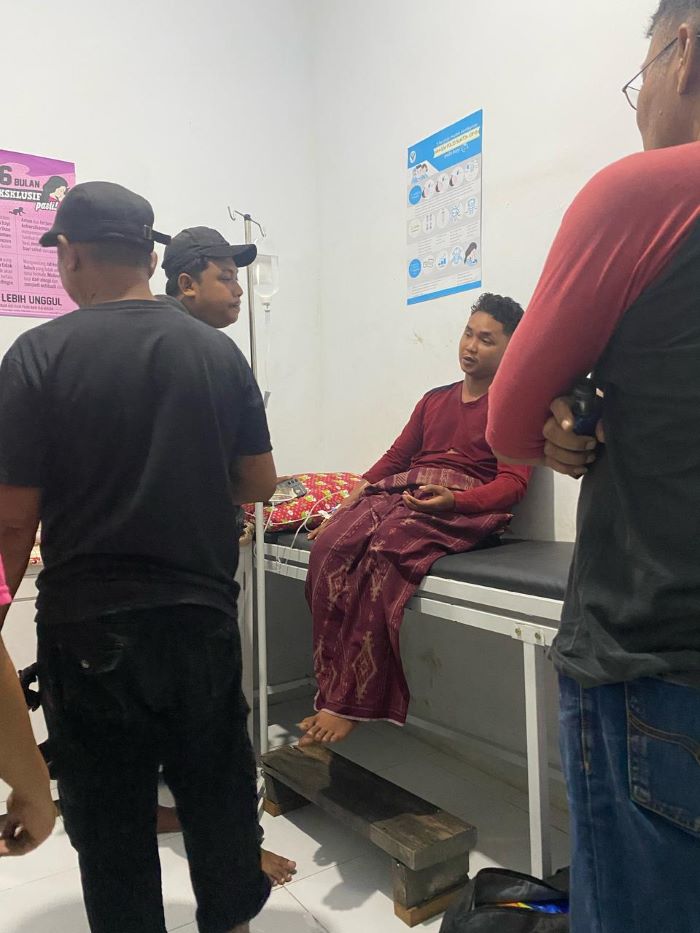 BEGAL : Seorang pria menjalani perawatan medis usai dibegal di Desa Tangar, Kecamatan Mentaya Hulu, Kabupaten Kotim, Kamis (10/7/2025) malam. ERIK/RADAR SAMPIT