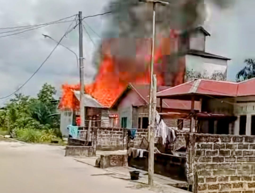 Kebakaran kembali melanda wilayah Samuda, Kabupaten Kotawaringin Timur (Kotim). Kali ini, si jago merah melalap sebuah rumah milik warga yang terletak di Jalan Ali Badrun, RT 08, Desa Jaya Kelapa