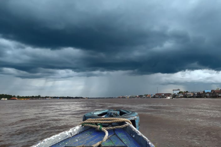 Awan hitam di langit Sampit, Kabupaten Kotawaringin Timur, Provinsi Kalimantan Tengah, sebelum hujan turun wilayah tersebut. (Dok. Usay Nor Rahmad for Radar Sampit)