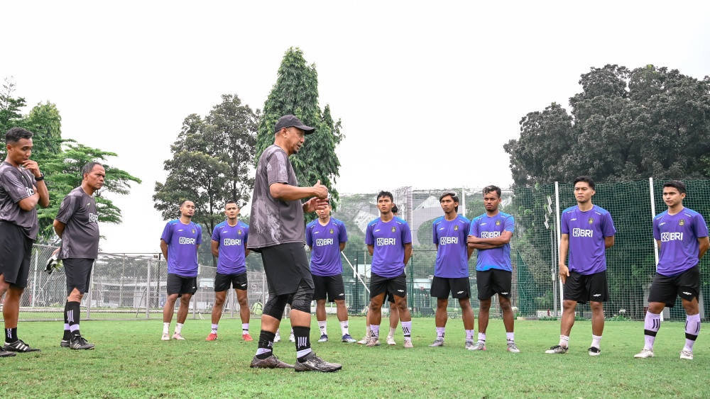 Para pemain Liga Indonesia All-Star saat mendapatkan pengarahan dari  pelatihnya Rahmad Darmawan.