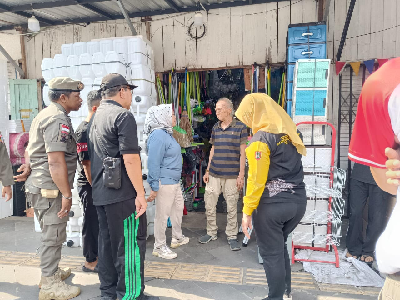 Bupati Kobar Nurhidayah saat memberikan teguran kepada salah pemilik toko kelontongan di depan pasar Indra Sari, Jalan Pangeran Antasari,Kelurahan Baru, agar menertibkan jualannya.