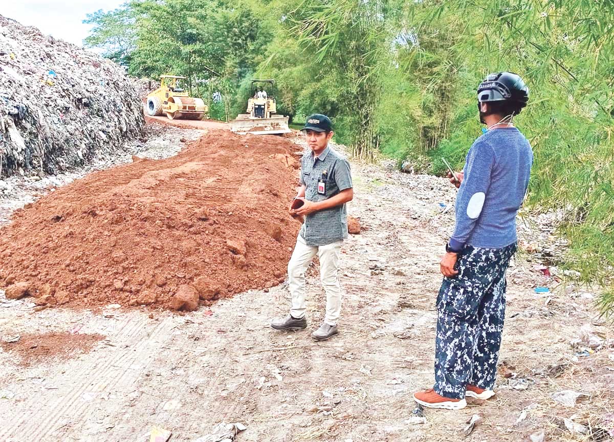 PERBAIKAN: Penimbunan tanah untuk membuka akses jalan masuk menuju landfill di TPA Jalan Jenderal Sudirman km 14.