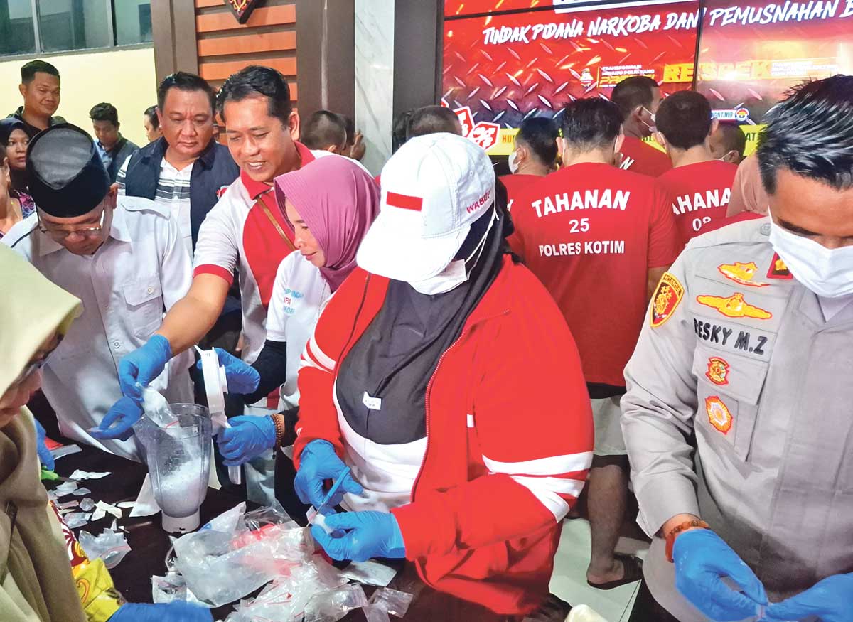 PEMUSNAHAN: Sabu seberat 2,6 kg dimusnahkan dengan cairan kimia di Mapolres Kotim, Jumat (11/7).