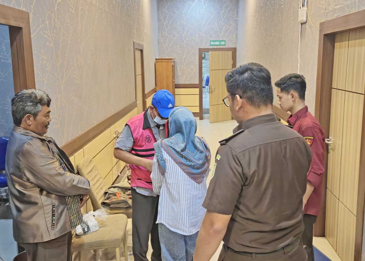MULAI DISIDANG: Terdakwa RS saat di tahanan Kejaksaan Negeri Kobar dan kini sudah dipindah ke Rutan Kelas IIA Palangka Raya.