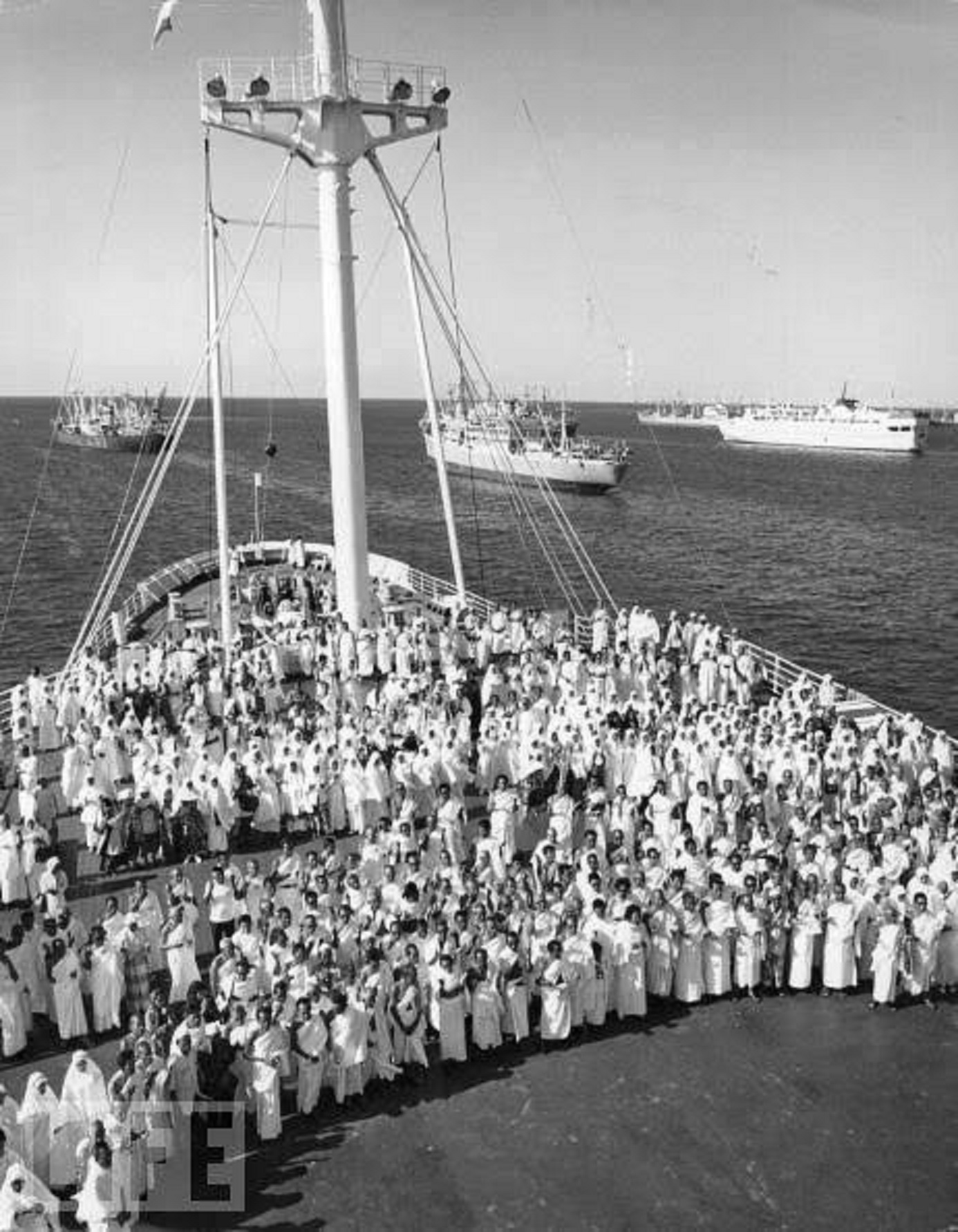 Keberangkatan Jemaah Haji Indonesia menggunakan kapal laut di masa lalu.