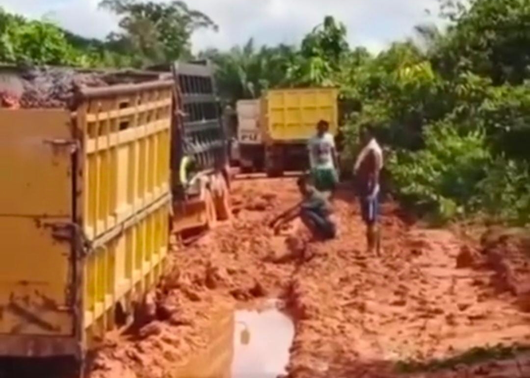 video di media sosial terkait kondisi jalan di Kecamatan Arut Utara, Kabupaten Kotawaringin Barat, Kalteng yang disebutkan merupakan jalan arah Kerabu.