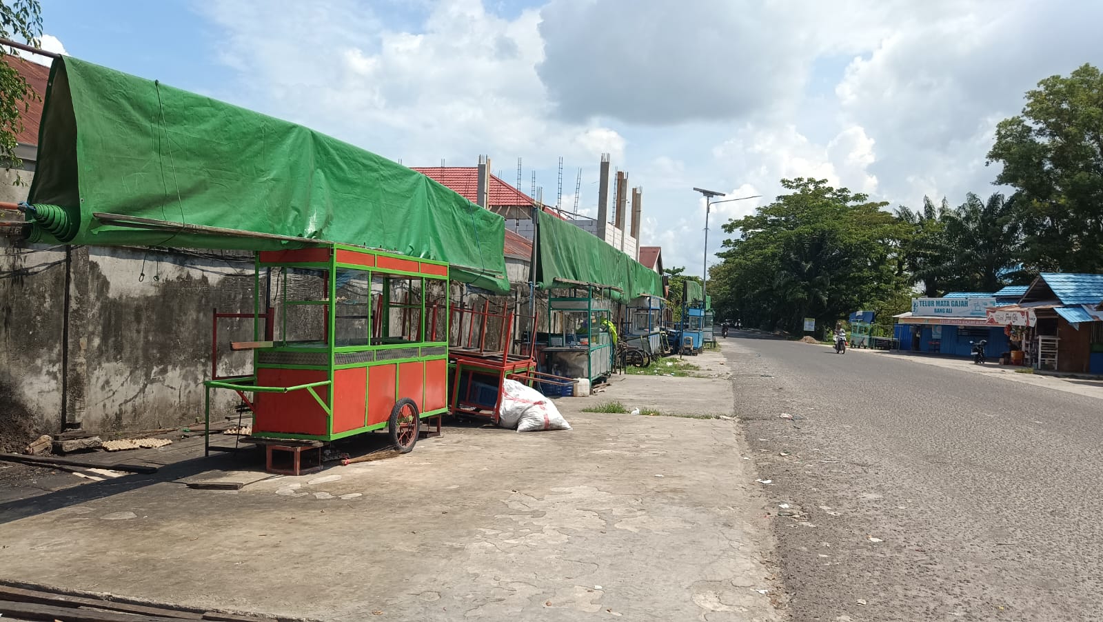 SEMRAWUT: Rombong atau gerobak PKL di muara Jalan Pemuda menuju Taman Kota Sampit yang dibiarkan hingga siang hari membuat pemandangan makin kumuh. (Usay Nor Rahmad for Radar Sampit)