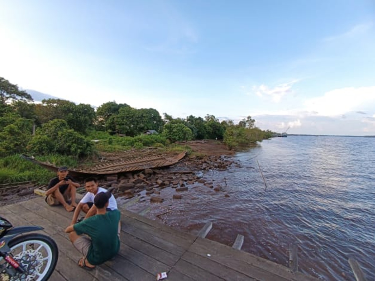 Dermaga Kayu Terbengkalai di ujung Desa Pelangsian Bawah, Jalan Ir Juanda Sampit, Kabupaten Kotawaringin Timur, Provinsi Kalimantan Tengah, saat sore diakhir pekan.