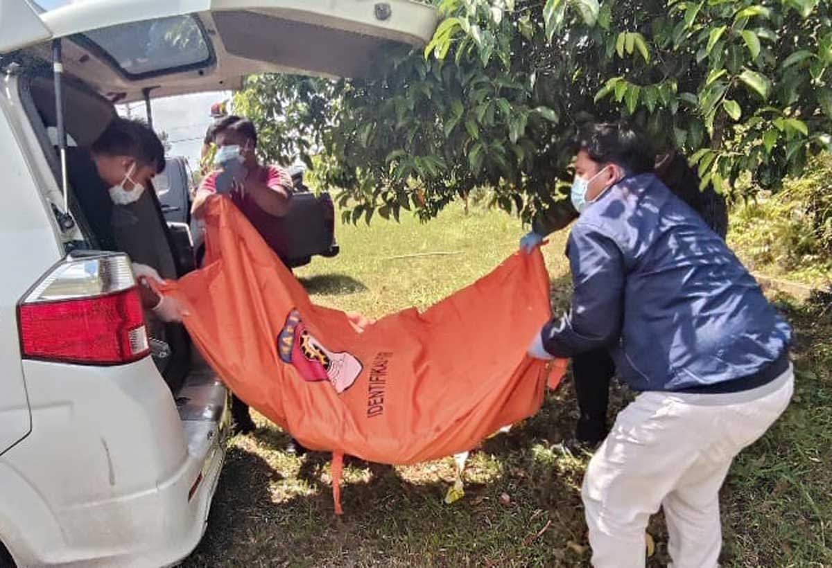 EVAKUASI: Tim Satreskrim Polres Gumas mengevakuasi mayat yang membusuk di saluran drainase Jalan Diponegoro, Kota Kuala Kurun, Minggu (13/7).
