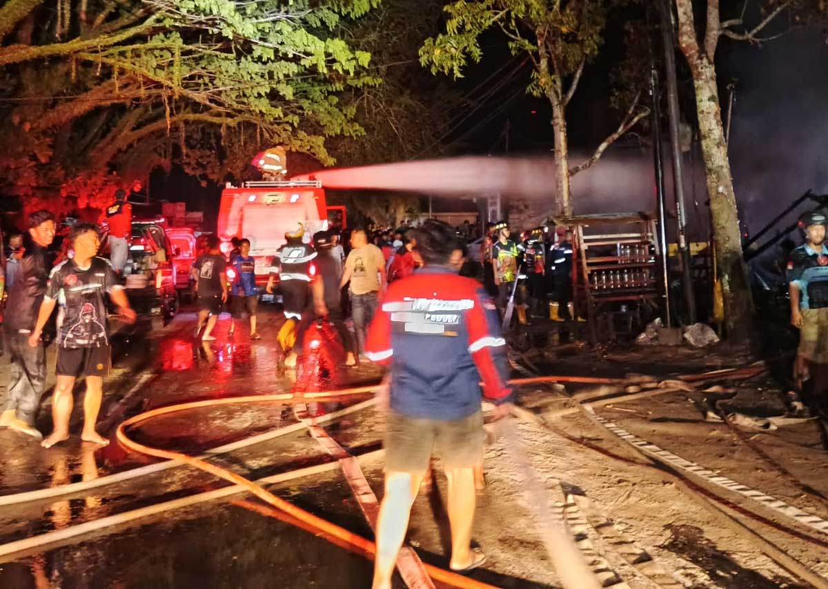 PEMADAMAN: Petugas berupaya mengendalikan amukan api di Pasar Ikan Jalan RTA Milono km 9, Palangka Raya, Minggu (13/7) malam.