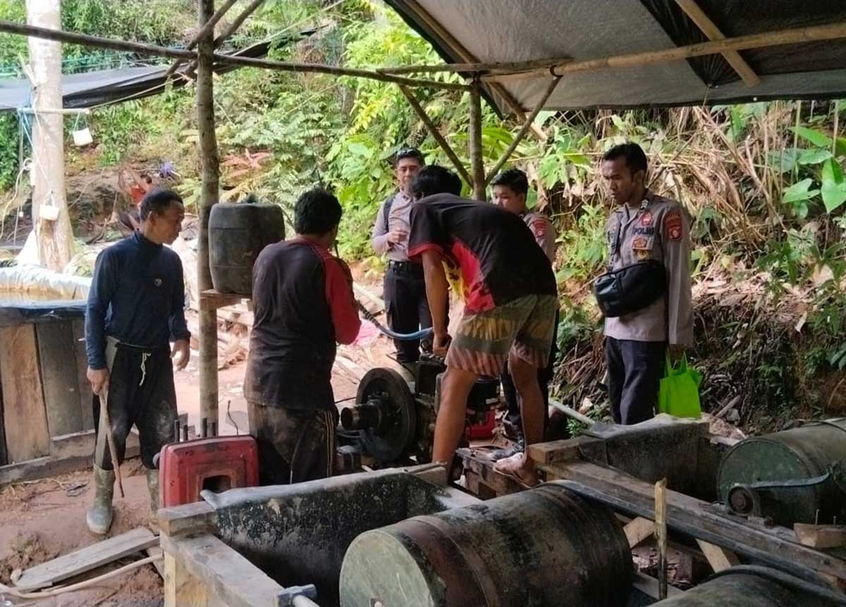 HASIL OPERASI: Polres Kotim saat mengungkap praktik penambangan ilegal di Kecamatan Antang Kalang, belum lama ini.