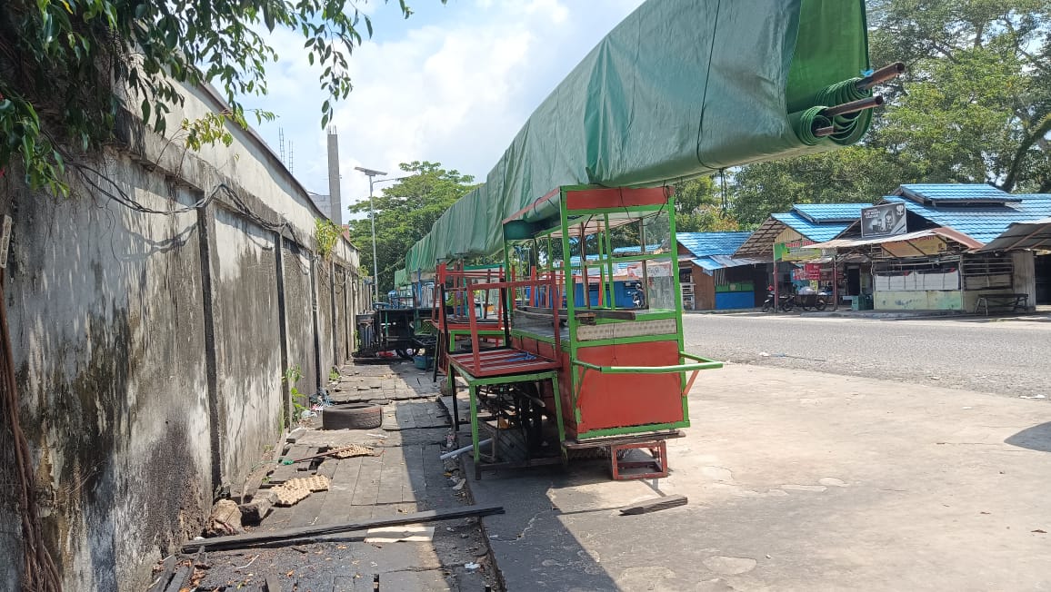 Rombong PKL yang di muara Jalan Pemuda sekitar Taman Kota Sampit yang dibiarkan berjejer hingga siang hari. (Usay Nor Rahmad for Radar Sampit)
