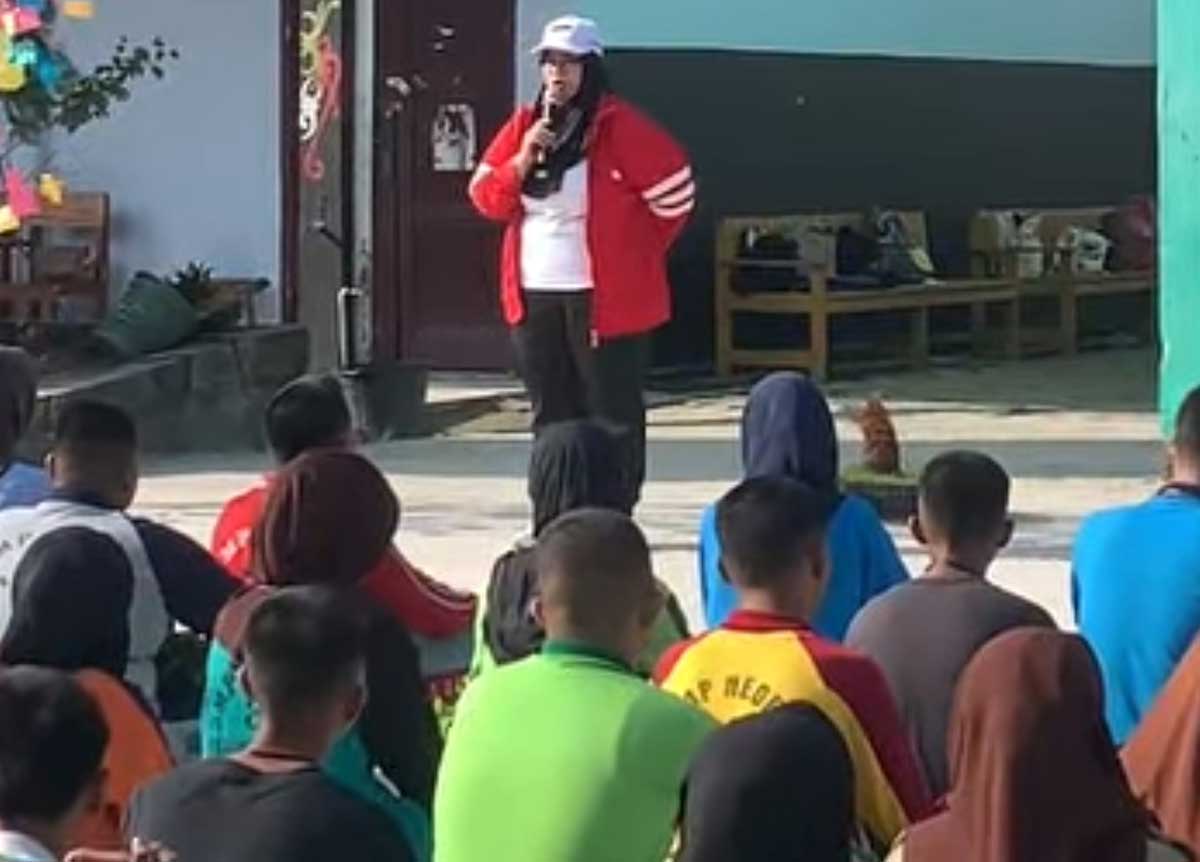 EDUKASI: Wabup Kotim Irawati saat edukasi terkait narkoba kepada para peserta didik baru SMKN 4 Sampit, Jumat (11/7).