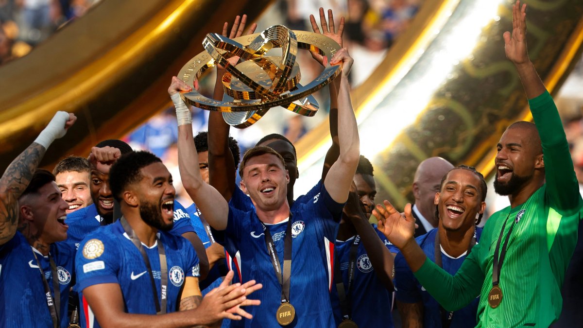 Cole Palmer dan rekan-rekannya mengangkap trofi Piala Dunia Antarklub 2025.