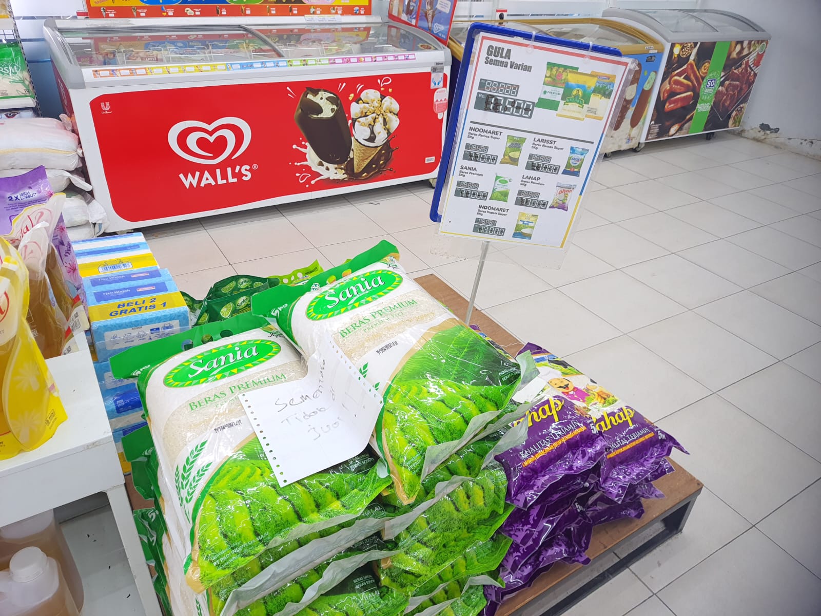 MASIH&nbsp;BEREDAR&nbsp;: Beberapa merek beras yang diduga melakukan pelanggaran standar mutu dan takaran masih dijual bebas di sejumlah ritel modern,Senin (14/7/2025).HENY/RADAR SAMPIT