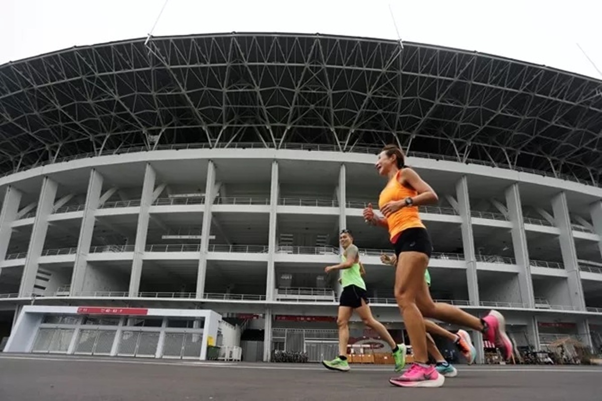 Kawasan GBK Senayan, Jakarta, masih membuka akses publik untuk bisa berolahraga di tengah mewabahnya virus corona atau Covid-19. Foto: Dery Ridwansah/ JawaPos.com