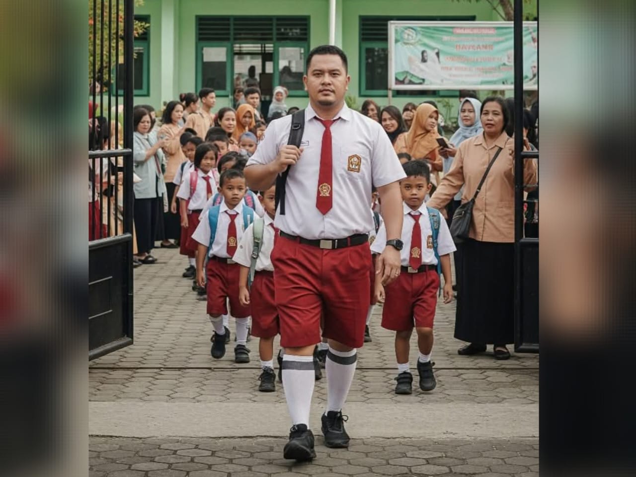 Hasil kreasi warga dunia maya bernostalgia ke zaman SD, dengan memanfaatkan momen pengenalan sekolah. (Dibuat dengan akal imitasi)