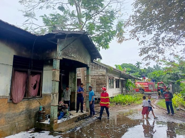KEBAKARAN: Regu Damkar Seruyan usai melakukan pemadaman api yang membakar rumah guru di Desa Kartika Bakti, Senin (14/7/2025). //FOTO: DPKP SERUYAN/RADAR SAMPIT.
