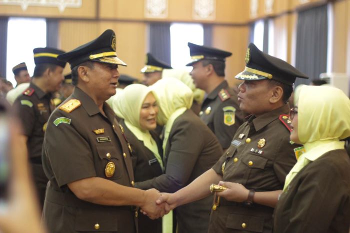 PELANTIKAN : Kepala Kejaksaan Tinggi Kalimantan Tengah (Kajati Kalteng) Undang Mugopal bersalaman seusai melantik enam orang pejabat eselon III di lingkungan Kejati Kalteng, Senin (14/7/2025). //FOTO: