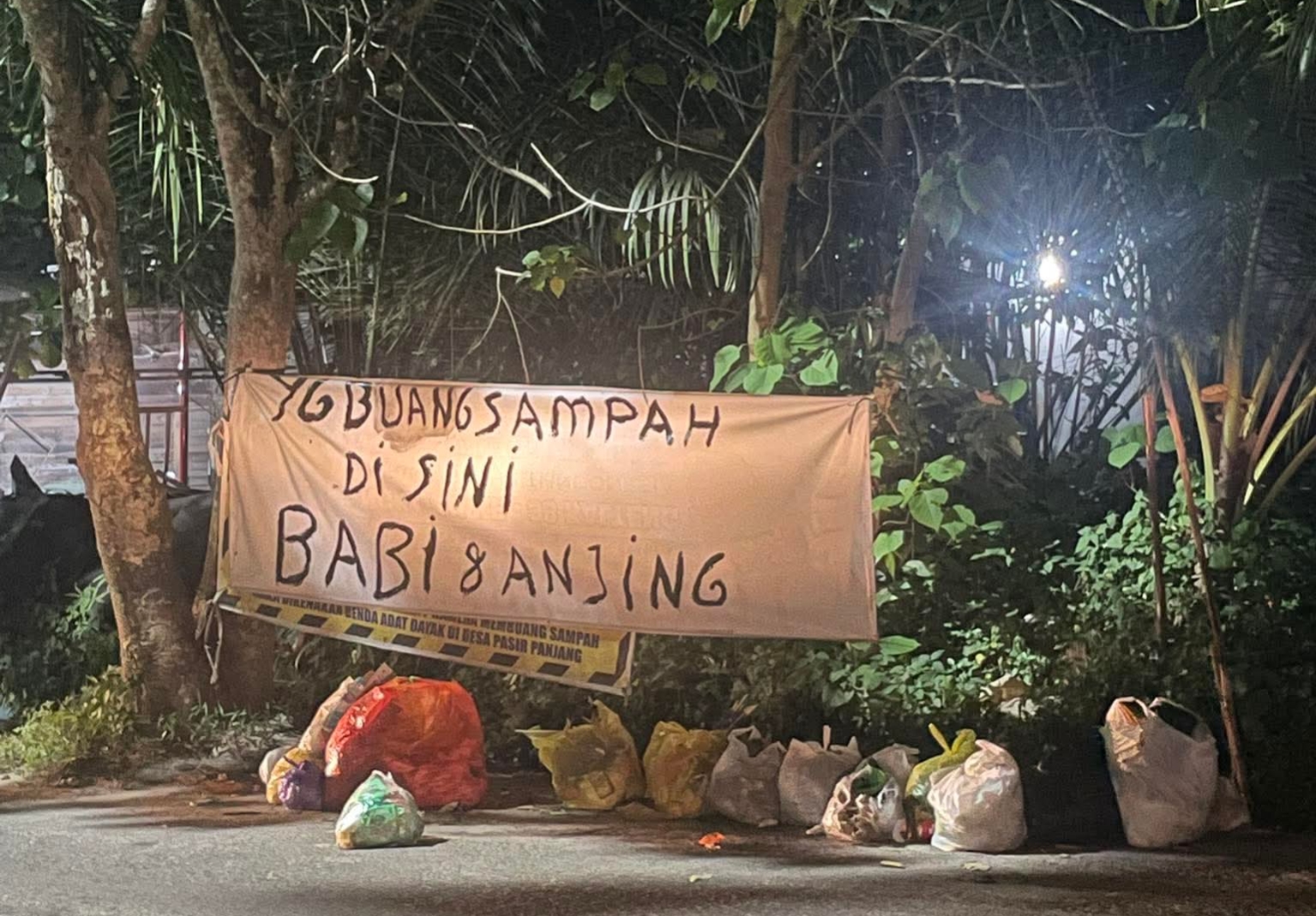 Spanduk larangan buang sampah di sekitaran Jalan Bhayangkara, Kelurahan Madurejo, Kecamatan Arut Selatan, Kabupaten Kobar, belum lama ini.