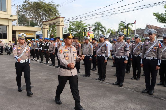 CEK PASUKAN : Kapolres Kotim AKBP Resky Maulana Zulkarnain mengecek personel yang terlibat Operasi Patuh Telabang 2025 saat memimpin apel gelar pasukan di Mapolres Kotim, Senin (14/7/2025). //FOTO: PO