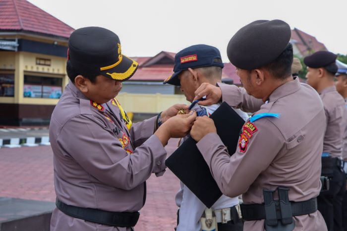 SEMAT PITA: Kapolres Seruyan, AKBP Han&rsquo;s Itta Papahit menyematkan pita tanda dimulainya Operasi Patuh Telabang 2025, Senin (14/7/2025). //FOTO: RIFANI/RADAR SAMPIT