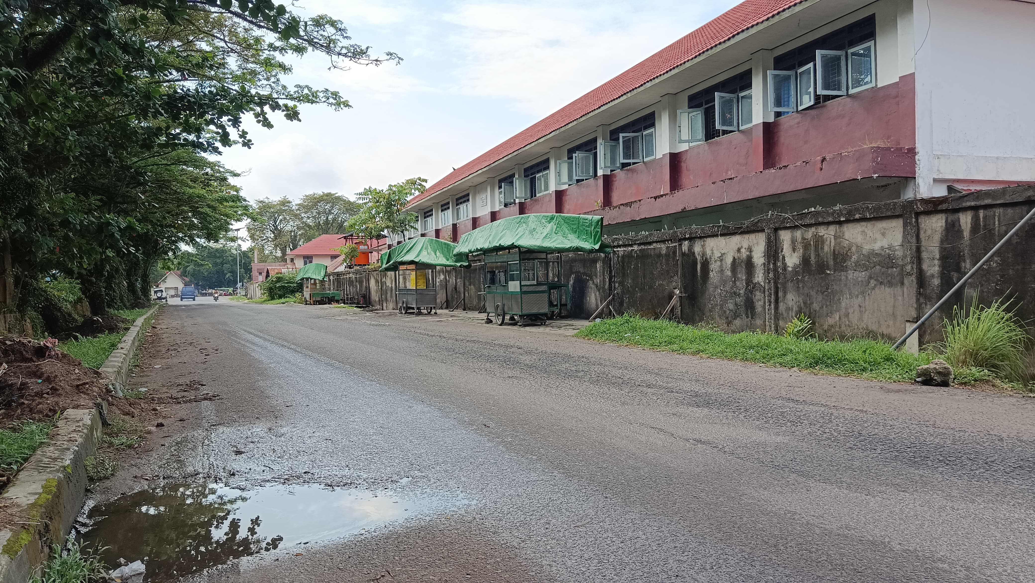 Salah satu rombong yang masih dibiarkan berserakan di sisi Jalan Pemuda sekitar Taman Kota Sampit, Senin pagi (14 /7)