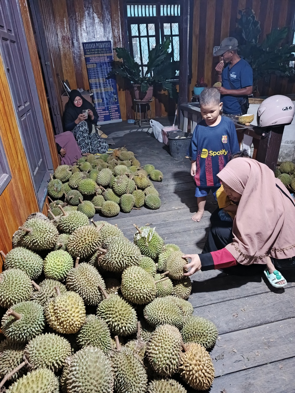 Banyak warga Lamandau berjualan durian dadakan